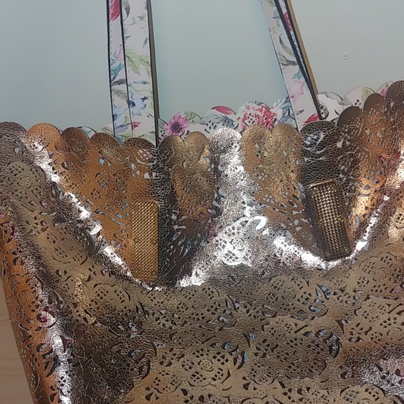 Perforated floral/gold handbag - Picture 3 of 3